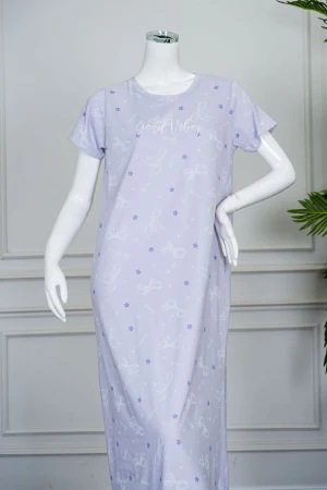 قميص نسائي طويل لون موف فاتح مزين برسومات و كتابات بياقة دائرية و أكمام قصيرة 