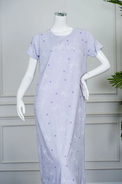 قميص نسائي طويل لون موف فاتح مزين برسومات و كتابات بياقة دائرية و أكمام قصيرة