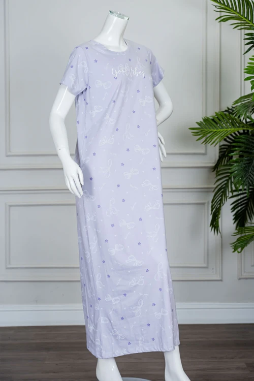 قميص نسائي طويل لون موف فاتح مزين برسومات و كتابات بياقة دائرية و أكمام قصيرة