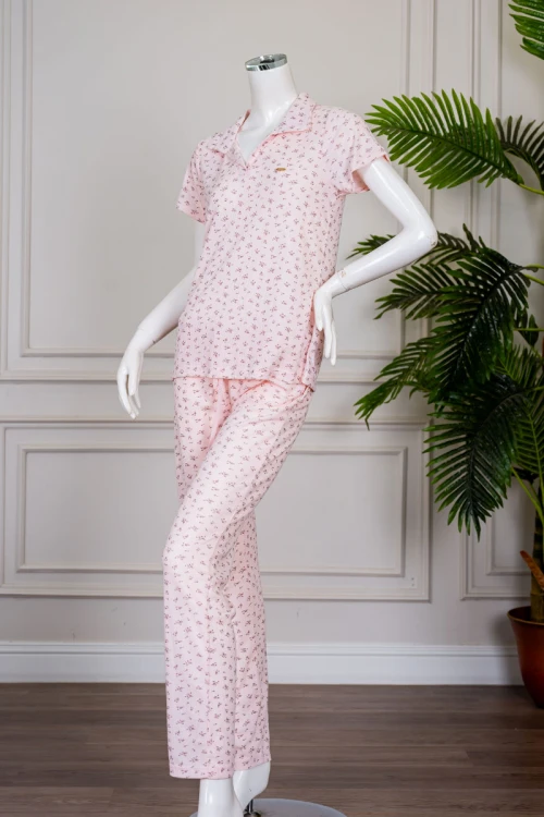بيجاما نسائية قطعتين لون وردي مشجر بلوزة بياقة مطوية و أكمام قصيرة مع بنطلون طويل