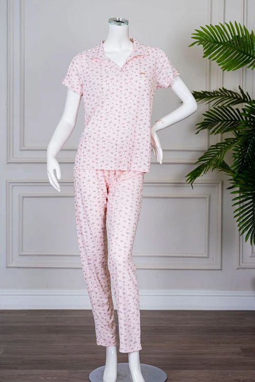 بيجاما نسائية قطعتين لون وردي مشجر بلوزة بياقة مطوية و أكمام قصيرة مع بنطلون طويل