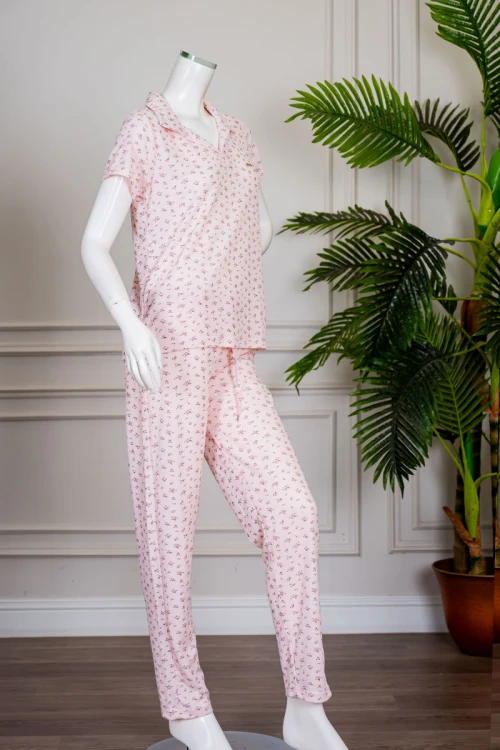 بيجاما نسائية قطعتين لون وردي مشجر بلوزة بياقة مطوية و أكمام قصيرة مع بنطلون طويل