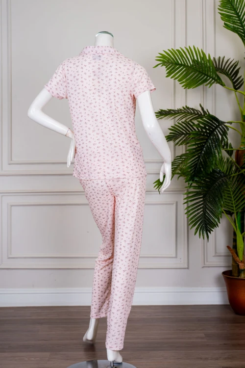 بيجاما نسائية قطعتين لون وردي مشجر بلوزة بياقة مطوية و أكمام قصيرة مع بنطلون طويل