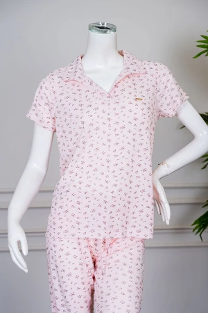 بيجاما نسائية قطعتين لون وردي مشجر بلوزة بياقة مطوية و أكمام قصيرة مع بنطلون طويل