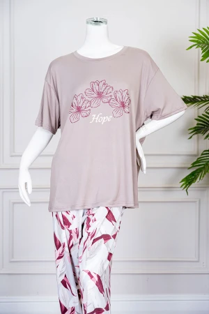 بيجاما نسائية قطعتين تيشيرت لون بني بياقة دائرية مزين برسومات باللون العودي و أكمام قصيرة مع بنطلون طويل مشجر 