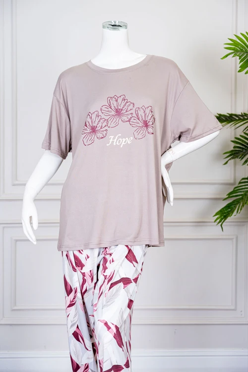 بيجاما نسائية قطعتين تيشيرت لون بني بياقة دائرية مزين برسومات باللون العودي و أكمام قصيرة مع بنطلون طويل مشجر