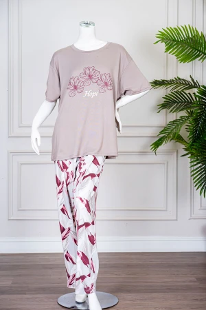بيجاما نسائية قطعتين تيشيرت لون بني بياقة دائرية مزين برسومات باللون العودي و أكمام قصيرة مع بنطلون طويل مشجر 