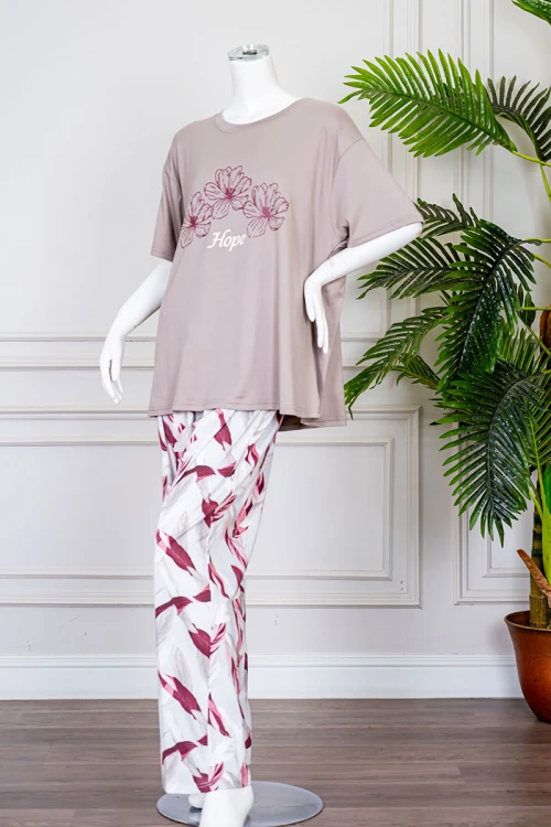 بيجاما نسائية قطعتين تيشيرت لون بني بياقة دائرية مزين برسومات باللون العودي و أكمام قصيرة مع بنطلون طويل مشجر