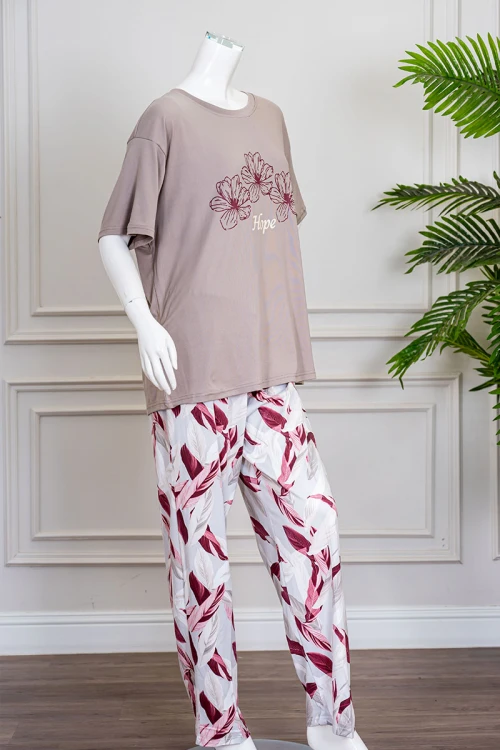 بيجاما نسائية قطعتين تيشيرت لون بني بياقة دائرية مزين برسومات باللون العودي و أكمام قصيرة مع بنطلون طويل مشجر