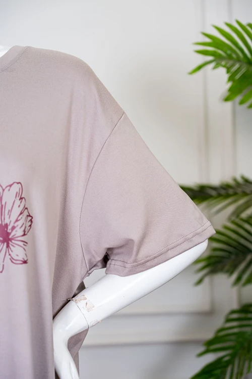 بيجاما نسائية قطعتين تيشيرت لون بني بياقة دائرية مزين برسومات باللون العودي و أكمام قصيرة مع بنطلون طويل مشجر