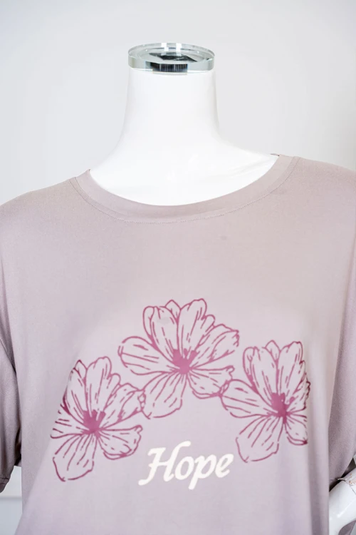 بيجاما نسائية قطعتين تيشيرت لون بني بياقة دائرية مزين برسومات باللون العودي و أكمام قصيرة مع بنطلون طويل مشجر