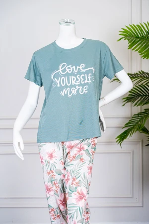 بيجاما نسائية قطعتين تيشيرت لون تيفاني بياقة دائرية مزينة بكتابات من الأمام و أكمام قصيرة مع بنطلون طويل مشجر 