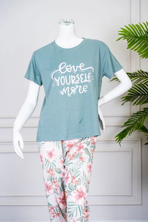 بيجاما نسائية قطعتين تيشيرت لون تيفاني بياقة دائرية مزينة بكتابات من الأمام و أكمام قصيرة مع بنطلون طويل مشجر