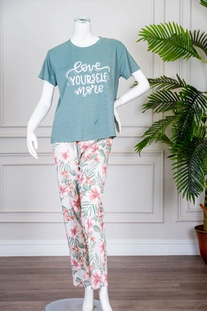 بيجاما نسائية قطعتين تيشيرت لون تيفاني بياقة دائرية مزينة بكتابات من الأمام و أكمام قصيرة مع بنطلون طويل مشجر 