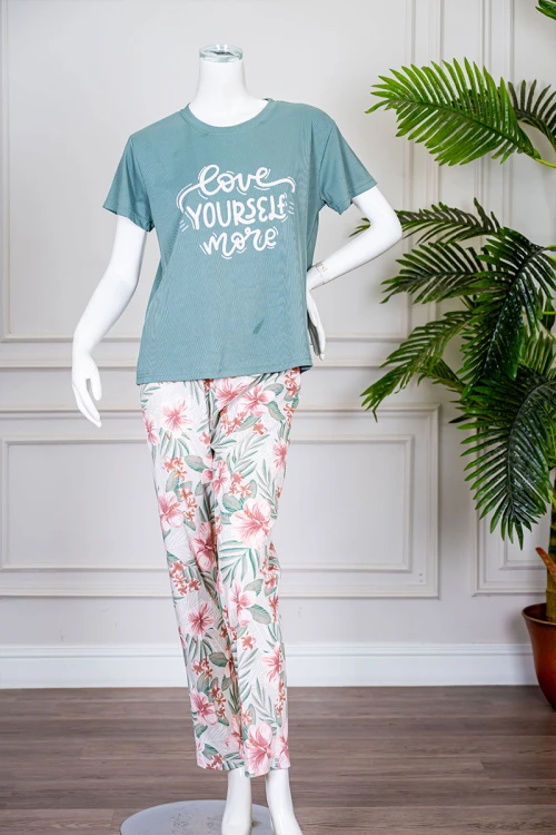 بيجاما نسائية قطعتين تيشيرت لون تيفاني بياقة دائرية مزينة بكتابات من الأمام و أكمام قصيرة مع بنطلون طويل مشجر