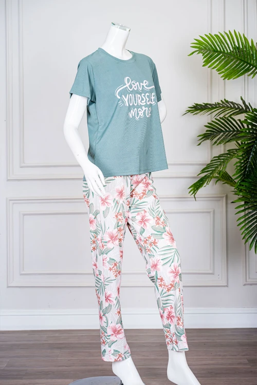 بيجاما نسائية قطعتين تيشيرت لون تيفاني بياقة دائرية مزينة بكتابات من الأمام و أكمام قصيرة مع بنطلون طويل مشجر