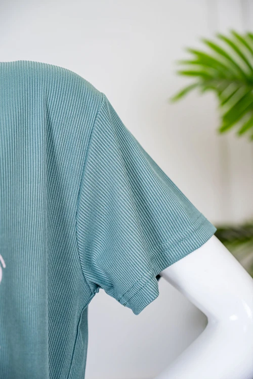 بيجاما نسائية قطعتين تيشيرت لون تيفاني بياقة دائرية مزينة بكتابات من الأمام و أكمام قصيرة مع بنطلون طويل مشجر