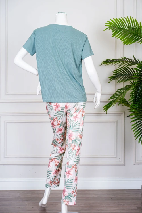 بيجاما نسائية قطعتين تيشيرت لون تيفاني بياقة دائرية مزينة بكتابات من الأمام و أكمام قصيرة مع بنطلون طويل مشجر