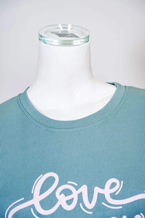 بيجاما نسائية قطعتين تيشيرت لون تيفاني بياقة دائرية مزينة بكتابات من الأمام و أكمام قصيرة مع بنطلون طويل مشجر