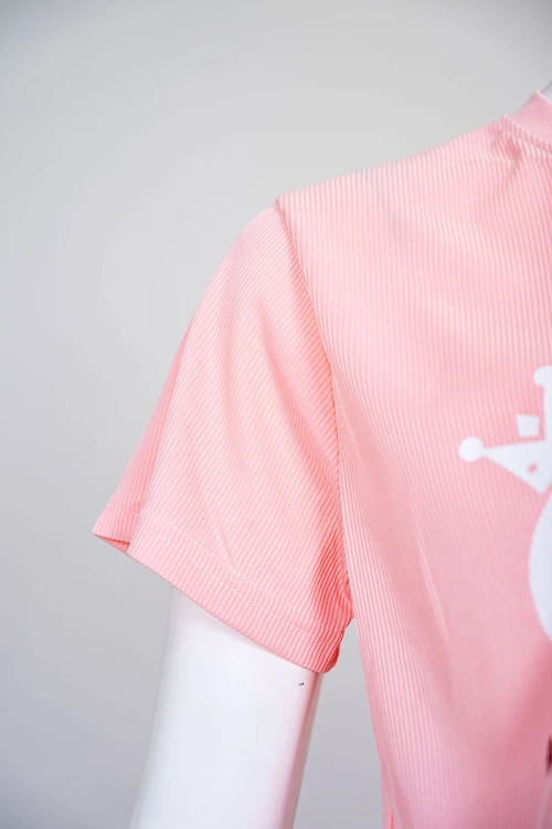 بيجاما نسائية قطعتين تيشيرت لون خربزي بياقة دائرية مزينة برسومات و كتابات من الأمام بأكمام قصيرة مع بنطلون طويل مشجر