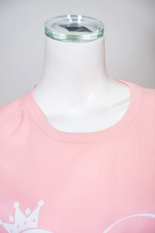 بيجاما نسائية قطعتين تيشيرت لون خربزي بياقة دائرية مزينة برسومات و كتابات من الأمام بأكمام قصيرة مع بنطلون طويل مشجر