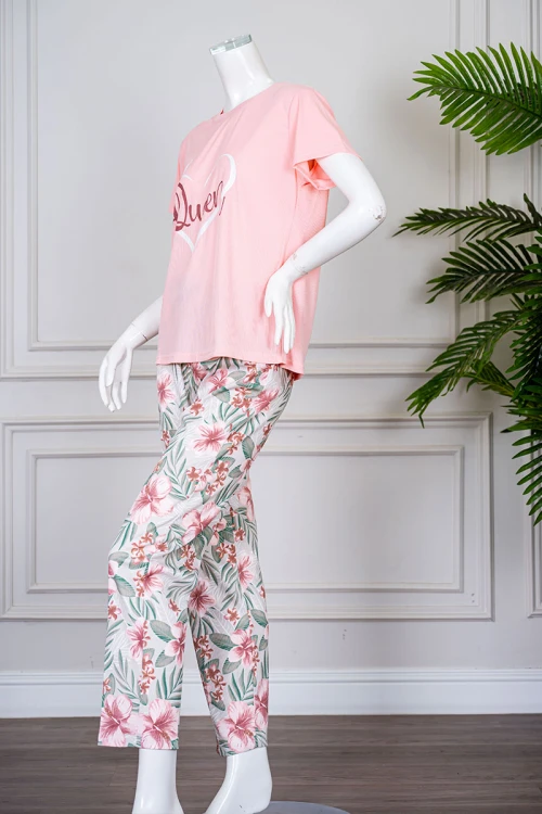 بيجاما نسائية قطعتين تيشيرت لون خربزي بياقة دائرية مزينة برسومات و كتابات من الأمام بأكمام قصيرة مع بنطلون طويل مشجر