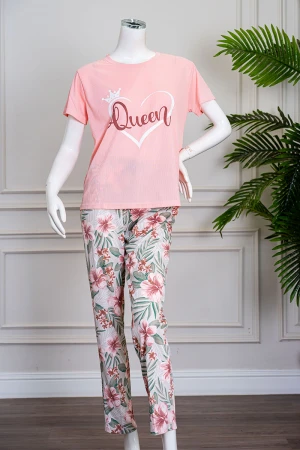 بيجاما نسائية قطعتين تيشيرت لون خربزي بياقة دائرية مزينة برسومات و كتابات من الأمام بأكمام قصيرة مع بنطلون طويل مشجر 