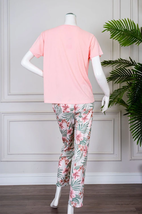 بيجاما نسائية قطعتين تيشيرت لون خربزي بياقة دائرية مزينة برسومات و كتابات من الأمام بأكمام قصيرة مع بنطلون طويل مشجر