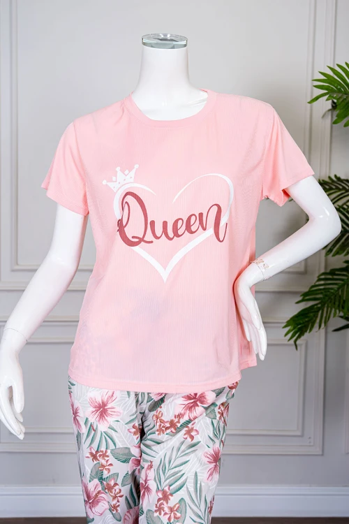 بيجاما نسائية قطعتين تيشيرت لون خربزي بياقة دائرية مزينة برسومات و كتابات من الأمام بأكمام قصيرة مع بنطلون طويل مشجر