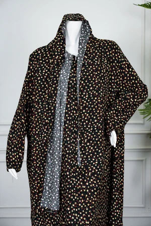 شرشف صلاة لون أسود بتشجير ملون و بسحاب مخفي من الأمام و زم من الأكمام مع طرحة متصلة