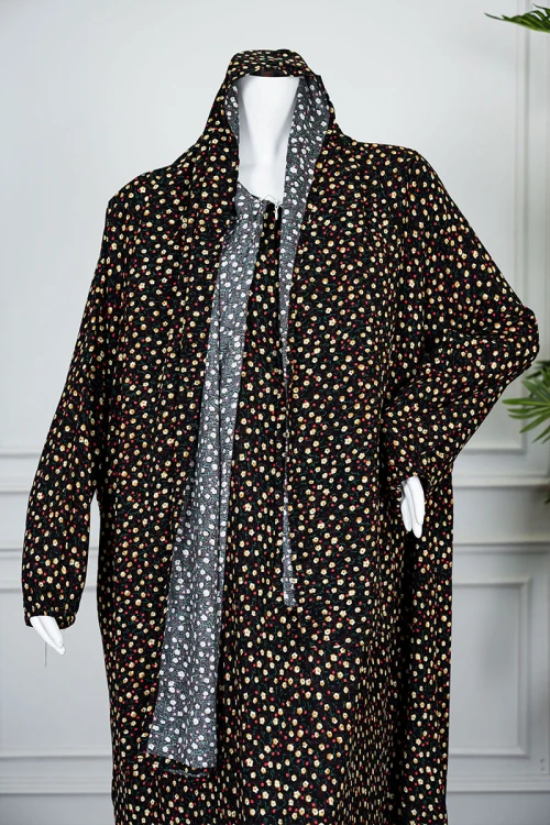 شرشف صلاة لون أسود بتشجير ملون و بسحاب مخفي من الأمام و زم من الأكمام مع طرحة متصلة