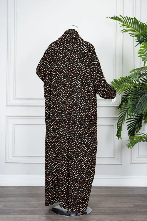 شرشف صلاة لون أسود بتشجير ملون و بسحاب مخفي من الأمام و زم من الأكمام مع طرحة متصلة