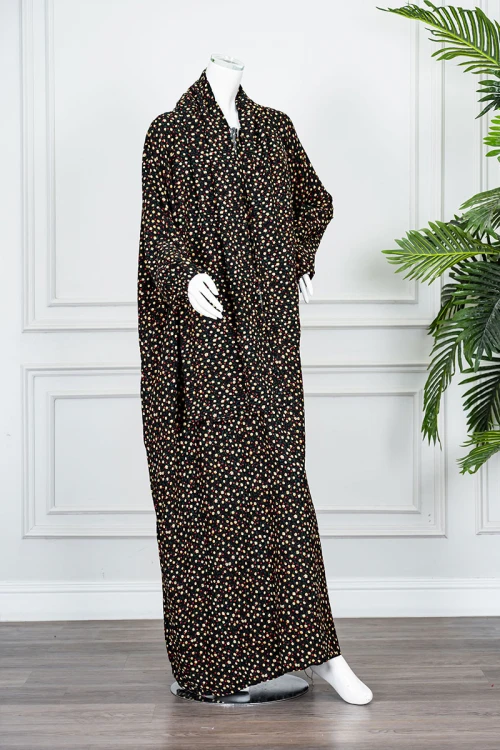 شرشف صلاة لون أسود بتشجير ملون و بسحاب مخفي من الأمام و زم من الأكمام مع طرحة متصلة