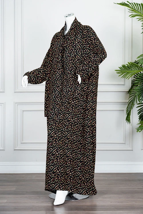 شرشف صلاة لون أسود بتشجير ملون و بسحاب مخفي من الأمام و زم من الأكمام مع طرحة متصلة