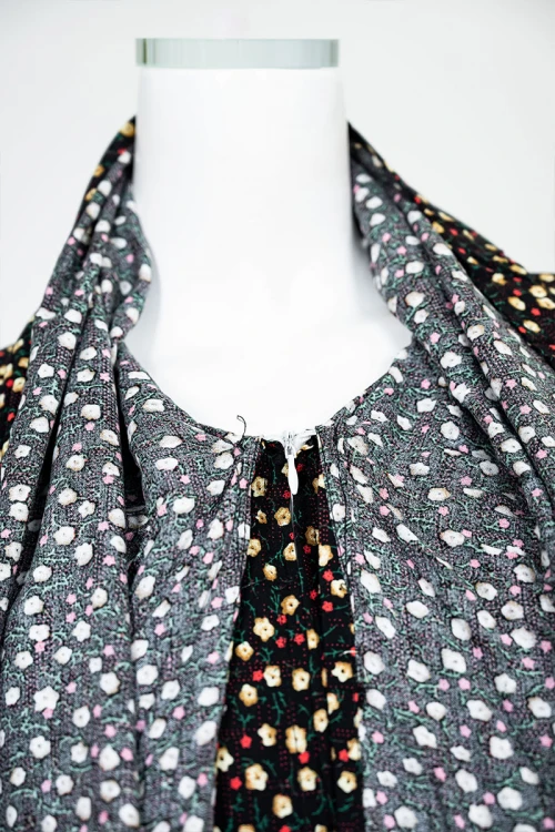 شرشف صلاة لون أسود بتشجير ملون و بسحاب مخفي من الأمام و زم من الأكمام مع طرحة متصلة