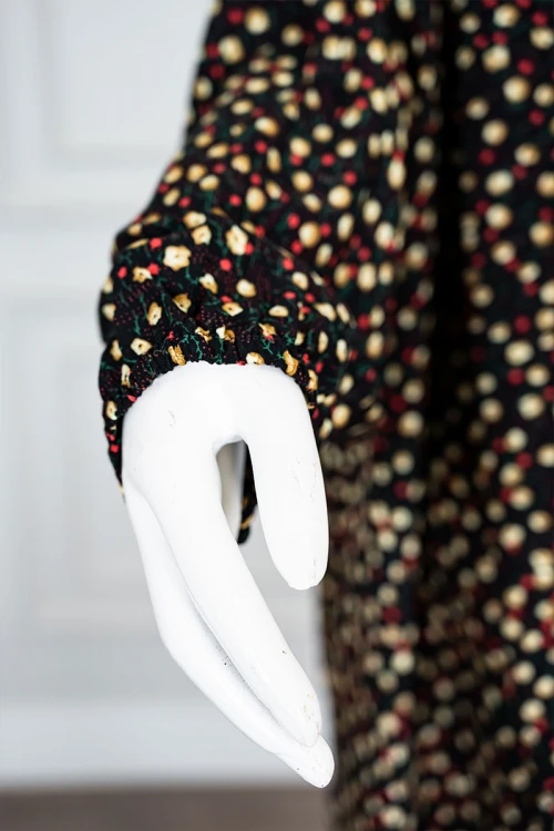 شرشف صلاة لون أسود بتشجير ملون و بسحاب مخفي من الأمام و زم من الأكمام مع طرحة متصلة