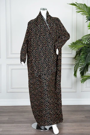 شرشف صلاة لون أسود بتشجير ملون و بسحاب مخفي من الأمام و زم من الأكمام مع طرحة متصلة