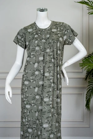 قميص نسائي طويل لون زيتي مشجر ياقة دائرية بأزرار من الأمام و بأكمام قصيرة