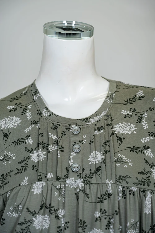 قميص نسائي طويل لون زيتي مشجر ياقة دائرية بأزرار من الأمام و بأكمام قصيرة