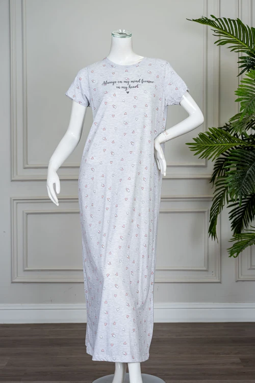 قميص نسائي طويل لون رمادي مزين بكتابات و قلوب ملونة ياقة دائرية و بأكمام قصيرة