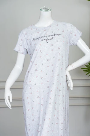 قميص نسائي طويل لون رمادي مزين بكتابات و قلوب ملونة ياقة دائرية و بأكمام قصيرة