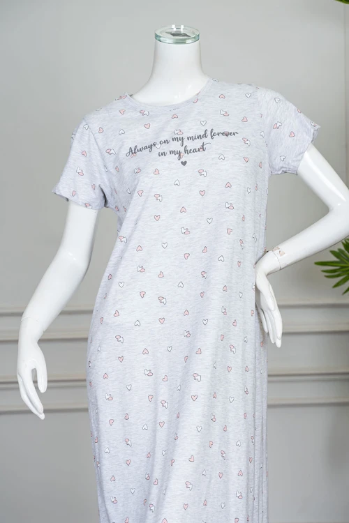 قميص نسائي طويل لون رمادي مزين بكتابات و قلوب ملونة ياقة دائرية و بأكمام قصيرة