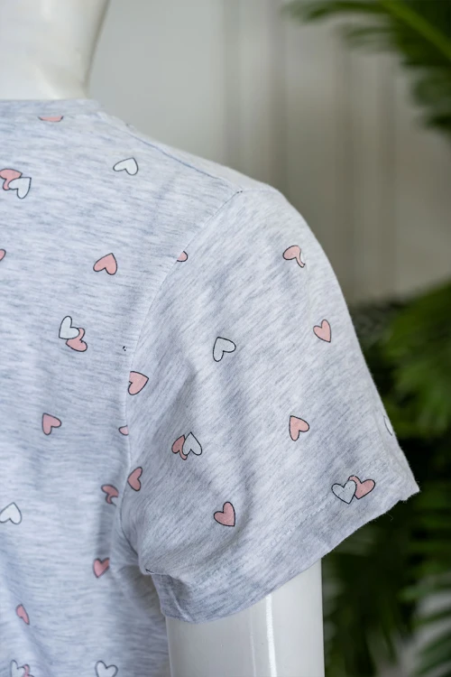 قميص نسائي طويل لون رمادي مزين بكتابات و قلوب ملونة ياقة دائرية و بأكمام قصيرة