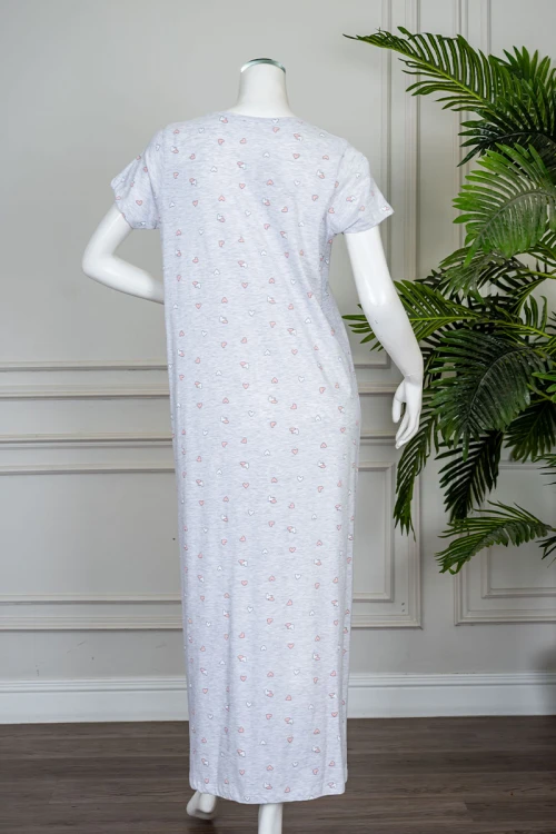 قميص نسائي طويل لون رمادي مزين بكتابات و قلوب ملونة ياقة دائرية و بأكمام قصيرة