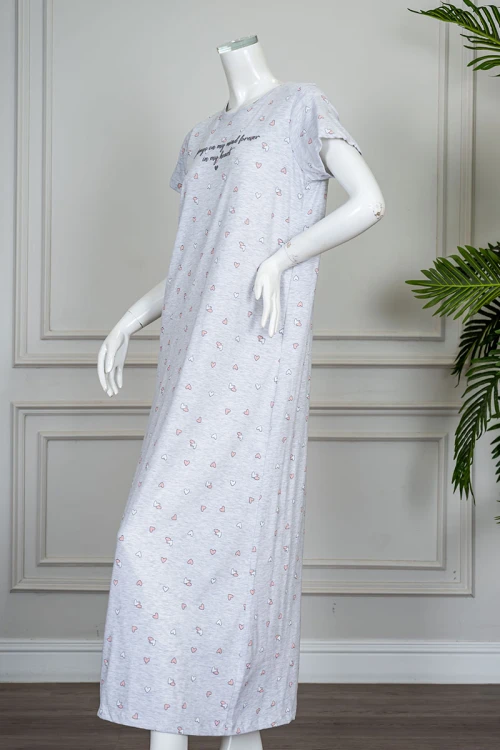 قميص نسائي طويل لون رمادي مزين بكتابات و قلوب ملونة ياقة دائرية و بأكمام قصيرة