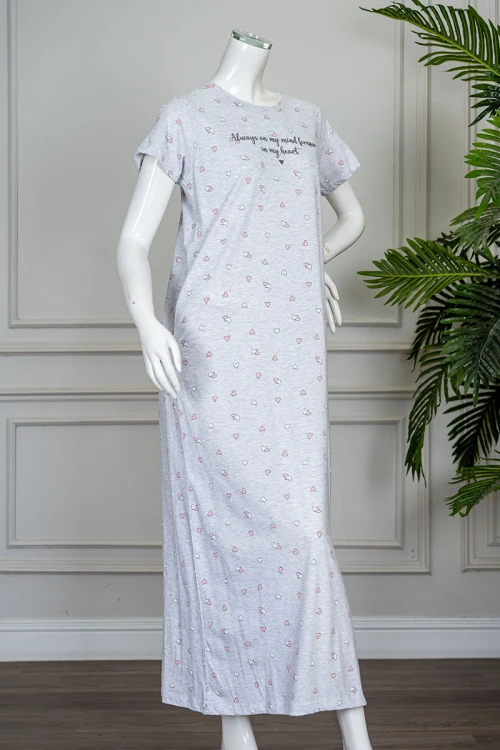 قميص نسائي طويل لون رمادي مزين بكتابات و قلوب ملونة ياقة دائرية و بأكمام قصيرة