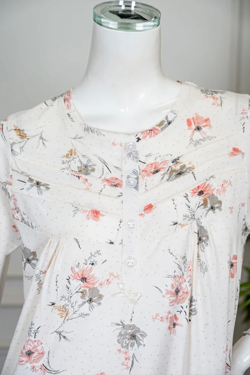 قميص نسائي طويل لون اوف وايت مشجر ياقة دائرية بأزرار من الأمام و بأكمام قصيرة