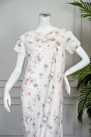 قميص نسائي طويل لون اوف وايت مشجر ياقة دائرية بأزرار من الأمام و بأكمام قصيرة