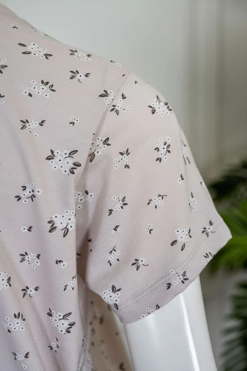 قميص نسائي طويل لون بيج مشجر ياقة دائرية بأزرار من الأمام و بأكمام قصيرة