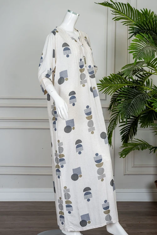 قميص نسائي طويل لون اوف وايت مزين بأشكال ملونة ياقة دائرية بأزرار من الأمام و بأكمام ميدي